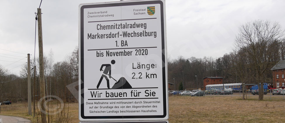 Schild "Wir bauen für Sie" - Chemnitztalradweg in Markersdorf