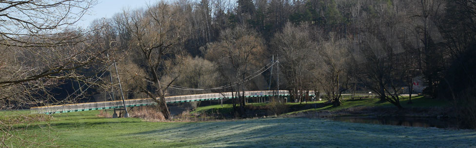 Die 2017 neu errichtete, 105 Meter lange Hängebrücke überspannt bei Auerswalde die Chemnitz (2021)