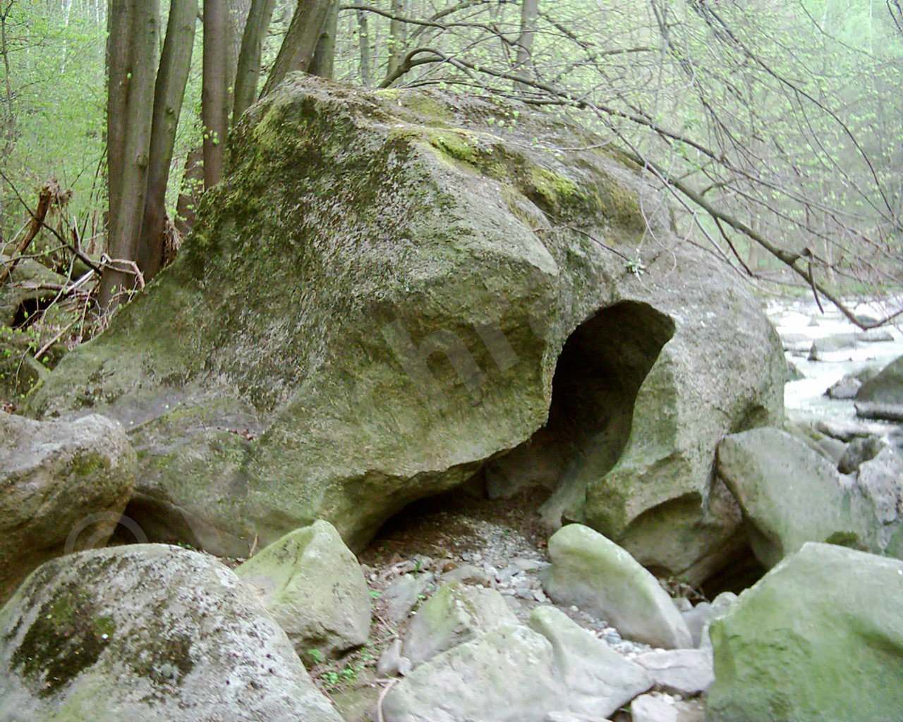 Großer ausgehöhlter Stein am Flußufer (2003)