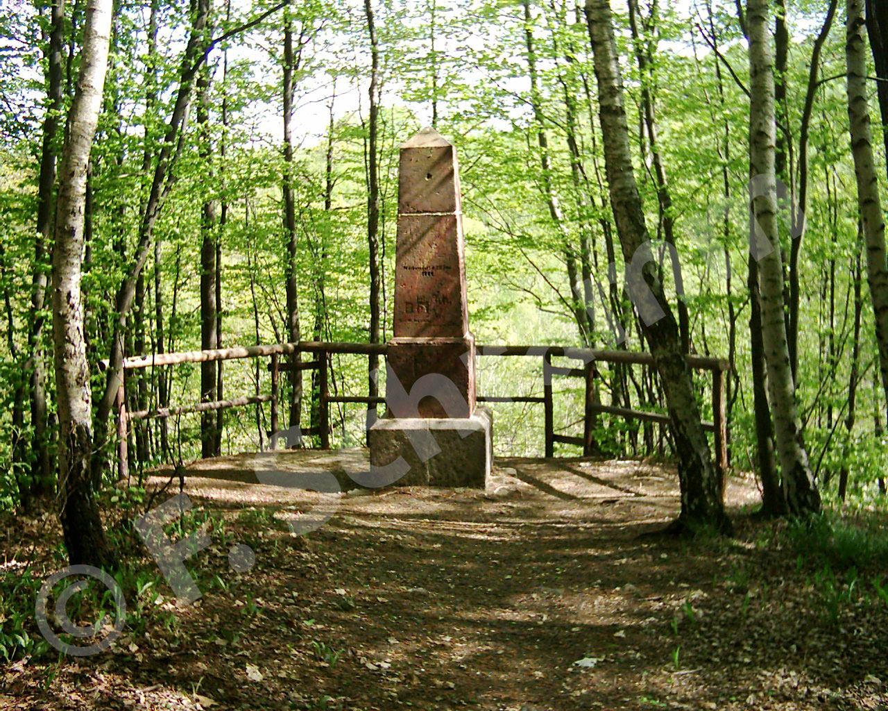 Obelisk auf dem König-Albert-Felsen in Markersdorf, der anlässlich der Eröffnung der Chemnitztalstraße im Jahre 1880 errichtet wurde