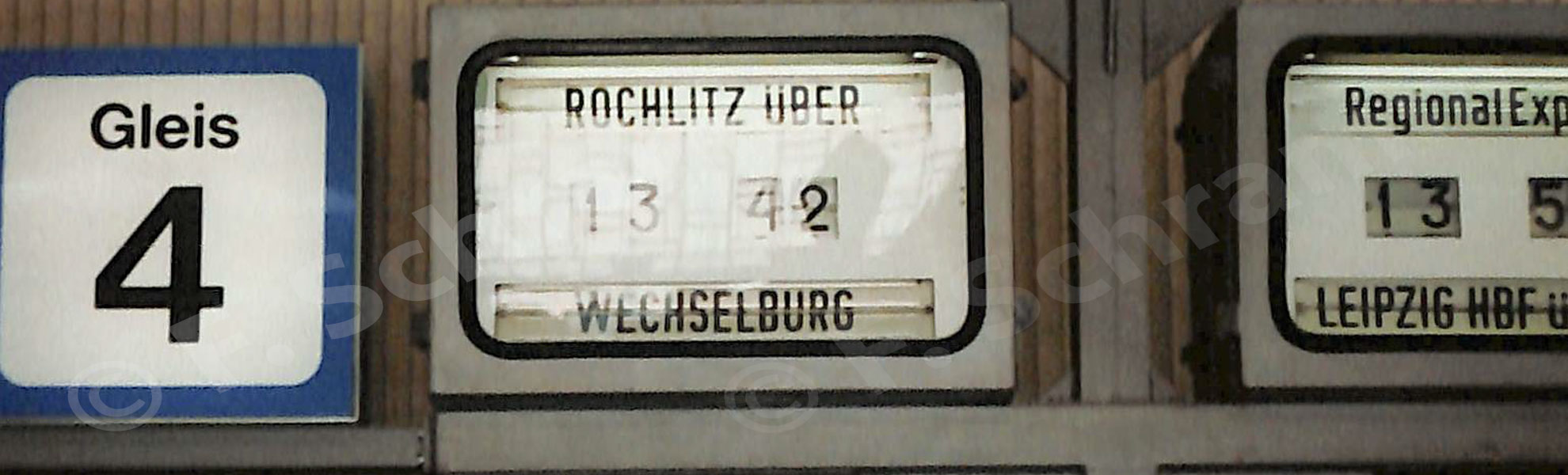 Auf Gleis 4 steht Bereit der "Chemnitztalexpress" nach Rochlitz über Wechselburg (1998)