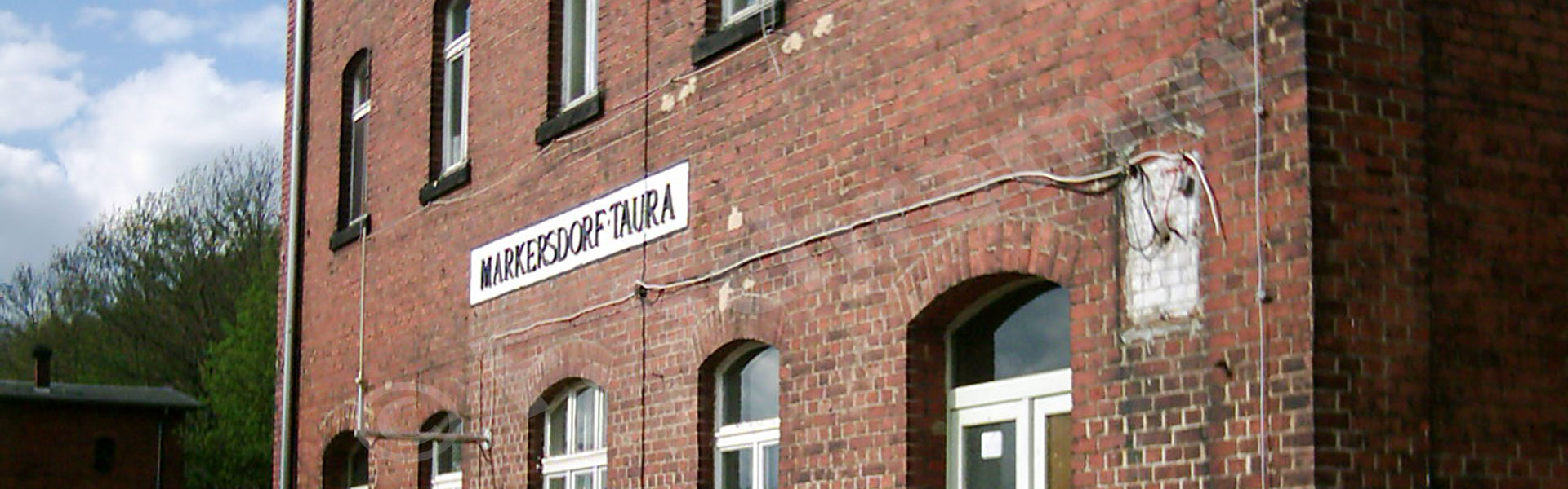 Fehlende dreieckige Bahnhofsuhr am Bahnhofsgebäude (2003)