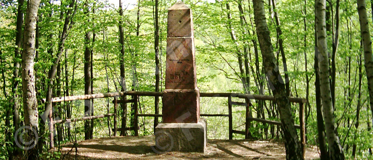 Obelisk auf dem König Albert Felsen in Markersdorf, der anlässlich der Eröffnung der Chemnitztalstraße im Jahre 1880 errichtet wurde