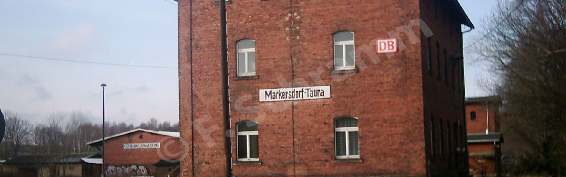 Teilansicht Bahnhofsgebäude Bahnhof Markersdorf-Taura (2004)