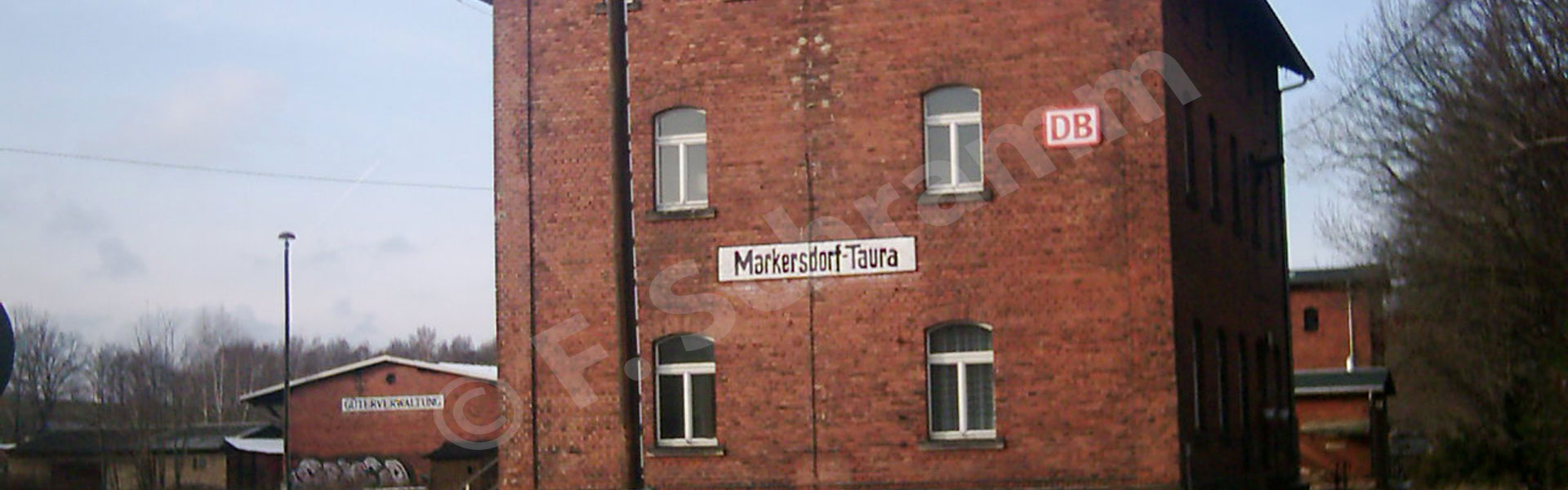 Teilansicht Bahnhofsgebäude Bahnhof Markersdorf-Taura (2004)