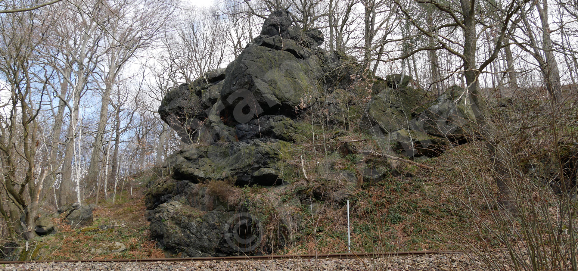 Hier soll im Krieg eng an der Felswand, ein mit Munition beladener Güterzug abgestellt worden sein (Foto 2020)