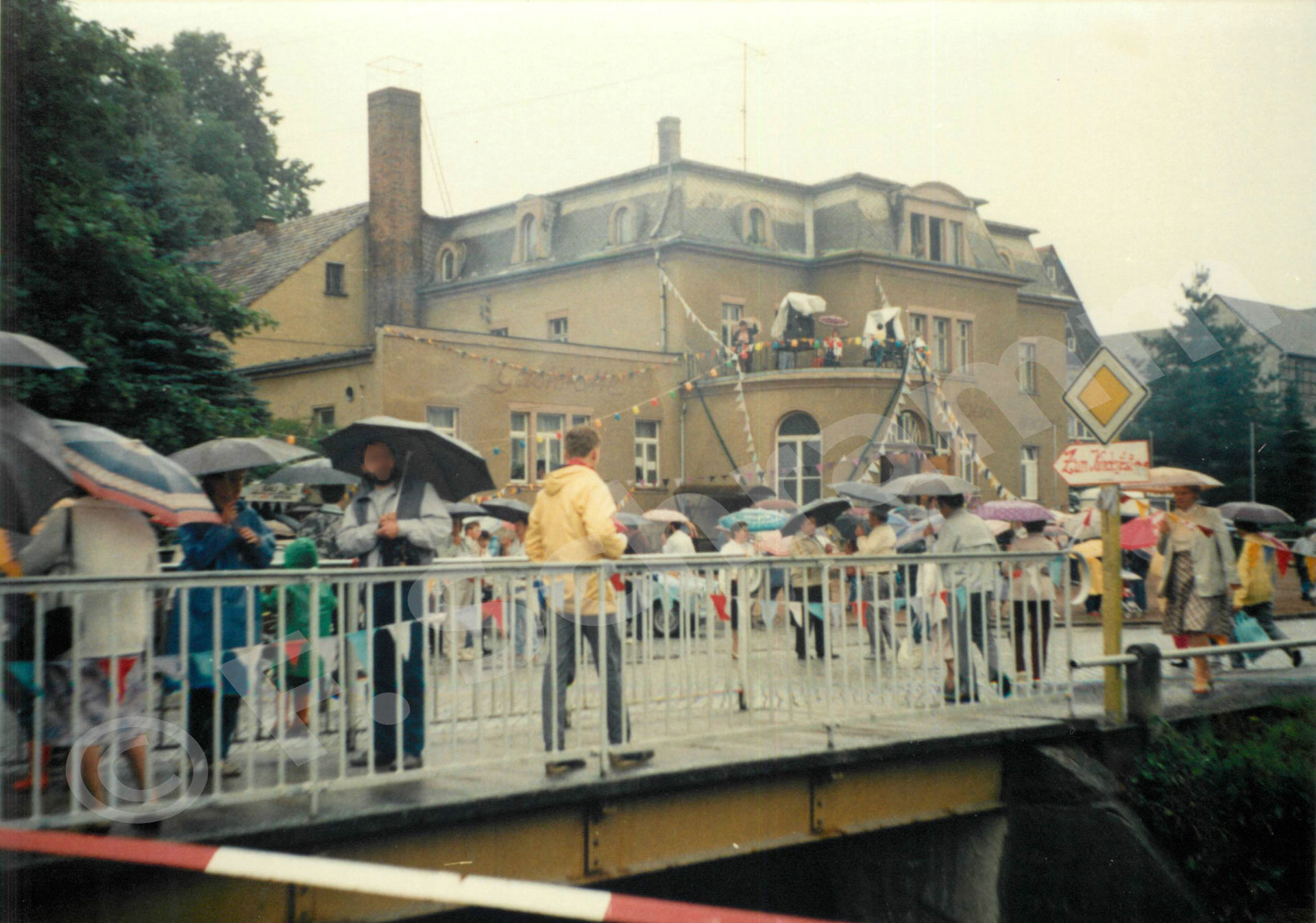 Buntes Treiben vor dem Carolapark