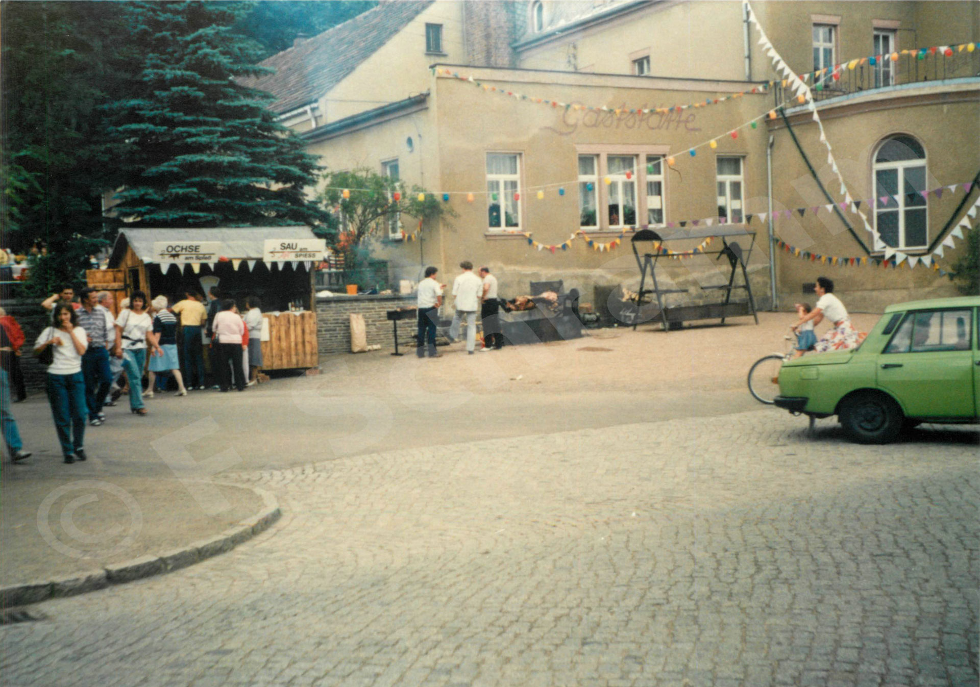 Buntes Treiben vor dem Carolapark