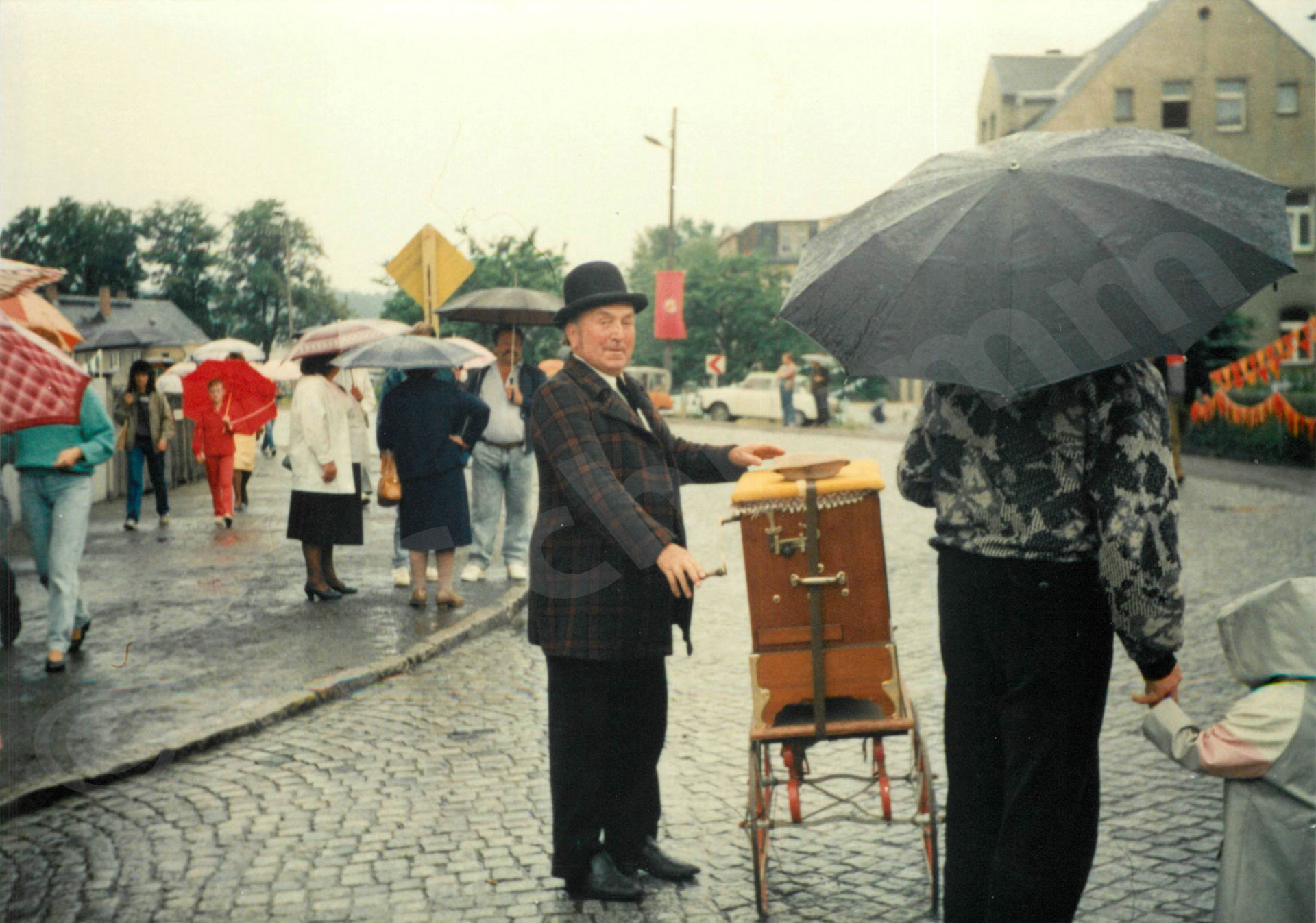 Leierkastenmann auf der Hauptstraße an der Bahnnase