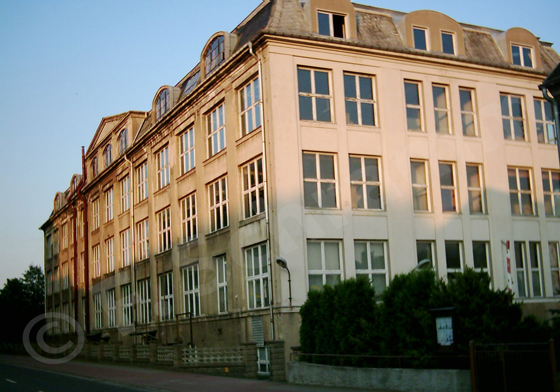 GROMA - Hauptgebäude Vorderansicht 2003