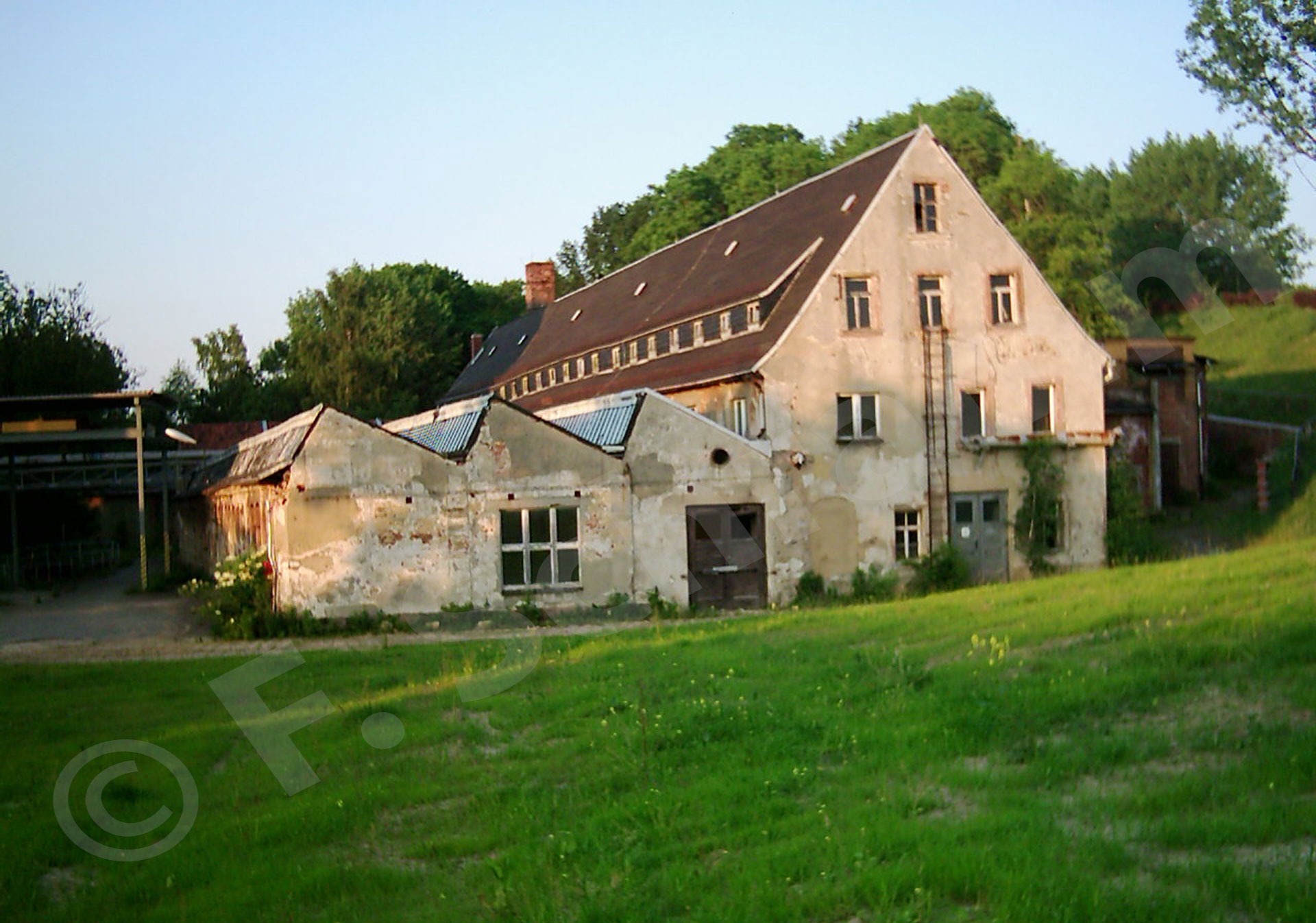 GROMA - Blick auf die noch stehenden Hintergebäude 2003