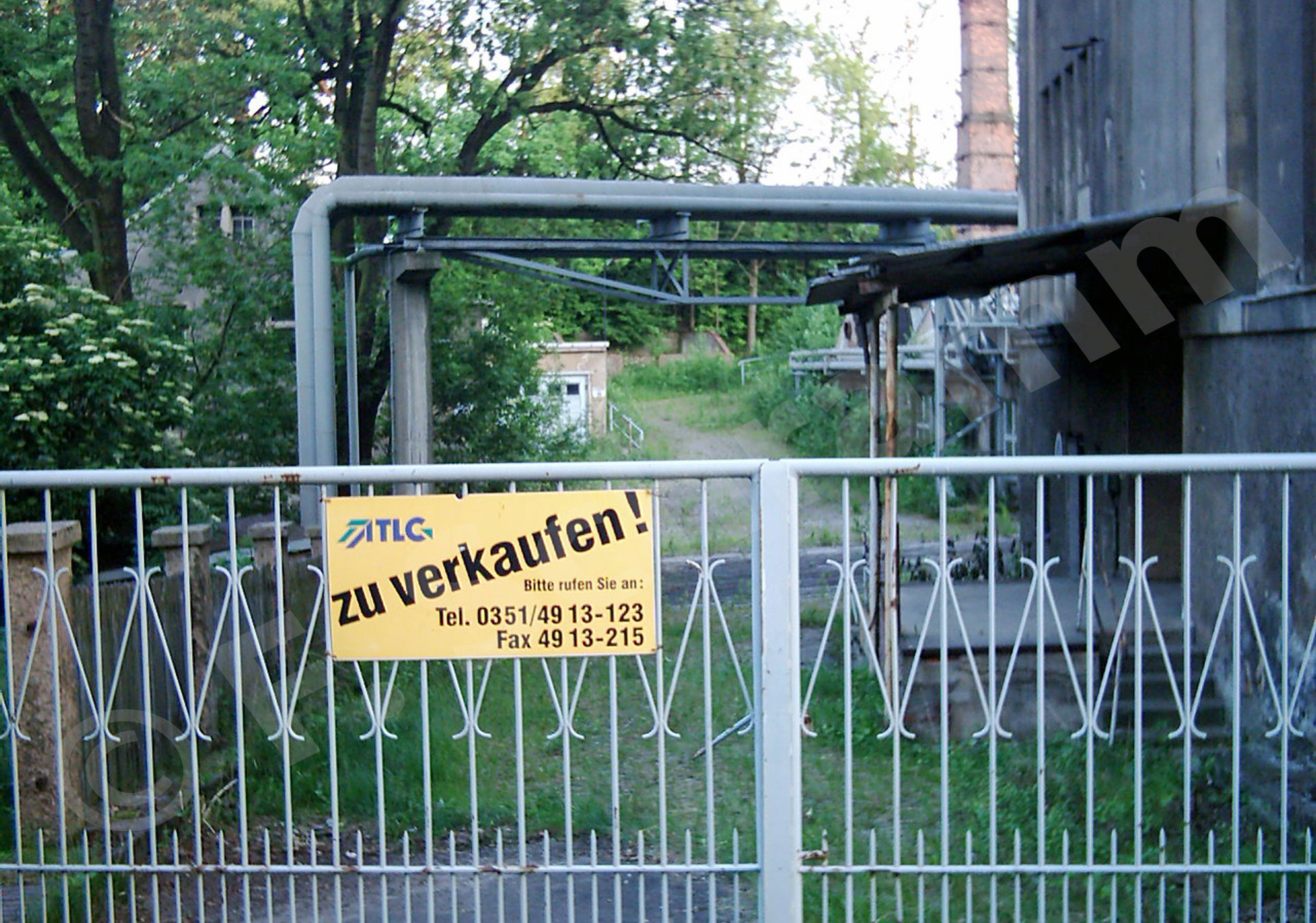 "GROMA zu verkaufen" - Schild am Tor des Nebeneingangs 2003