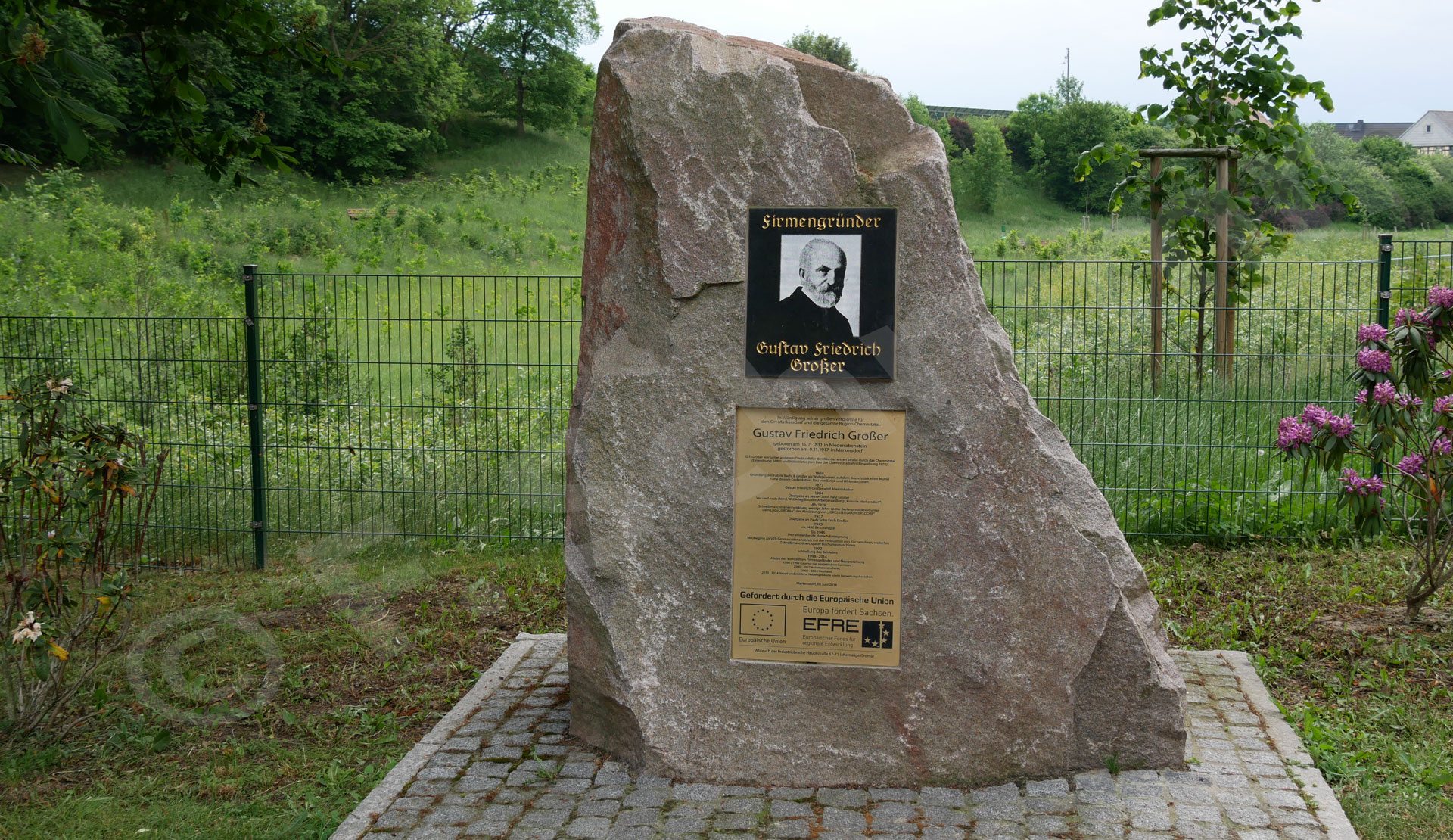 2014 errichteter Gedenkstein für den Gründer der GROMA, Gustav Friedrich Grosser