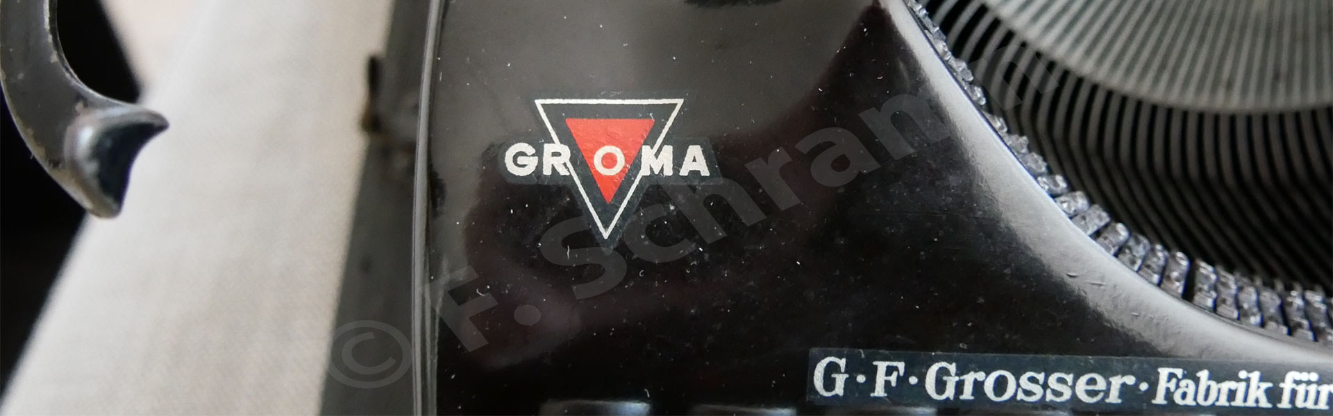 GROMA Logo auf Schreibmaschine GROMA Modell N