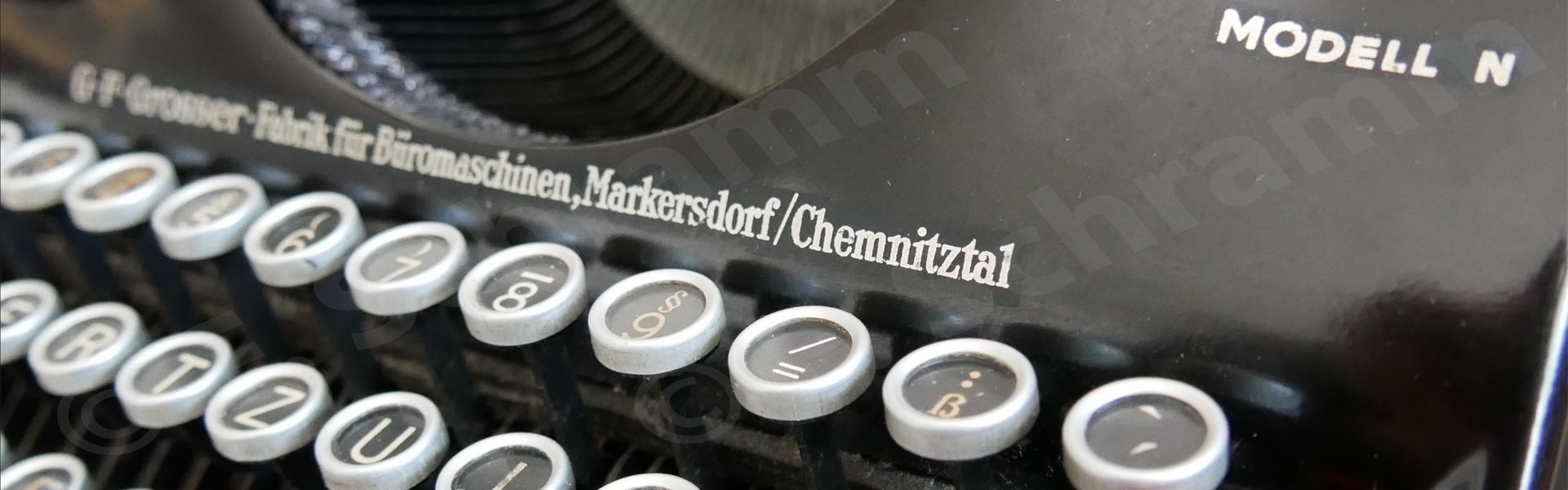 Schriftzug auf einer GROMA Schreibmaschine